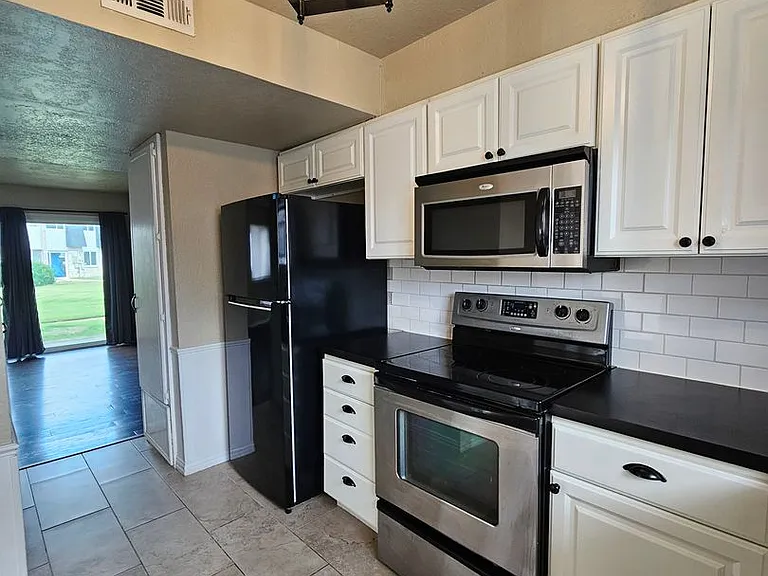216 Justin Dr — Photo 5