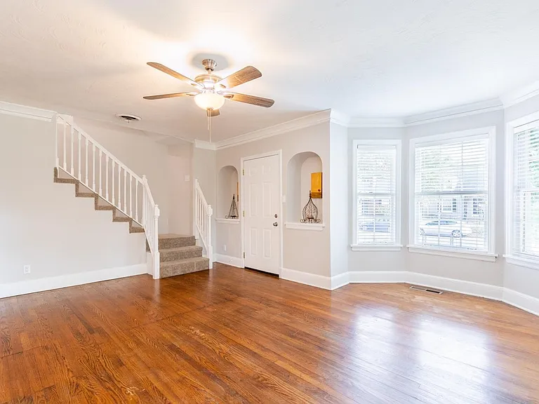 380 Holmes Cir — Photo 11