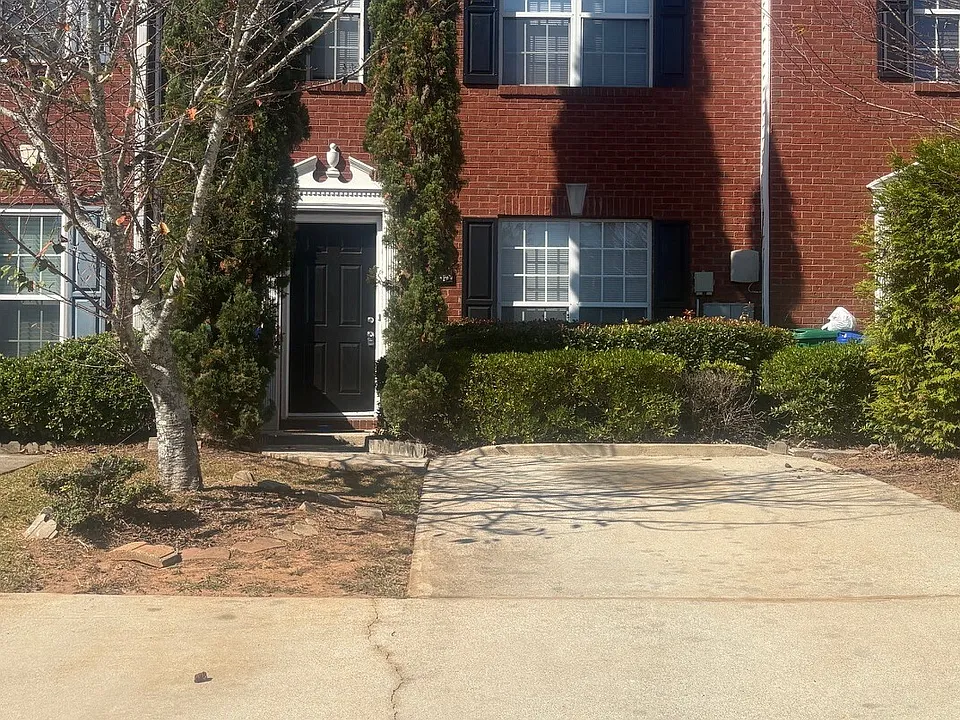 5863 Strathmoor Manor Cir