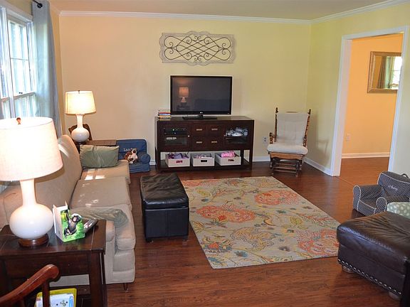 5th image of 825 Rockwood Dr