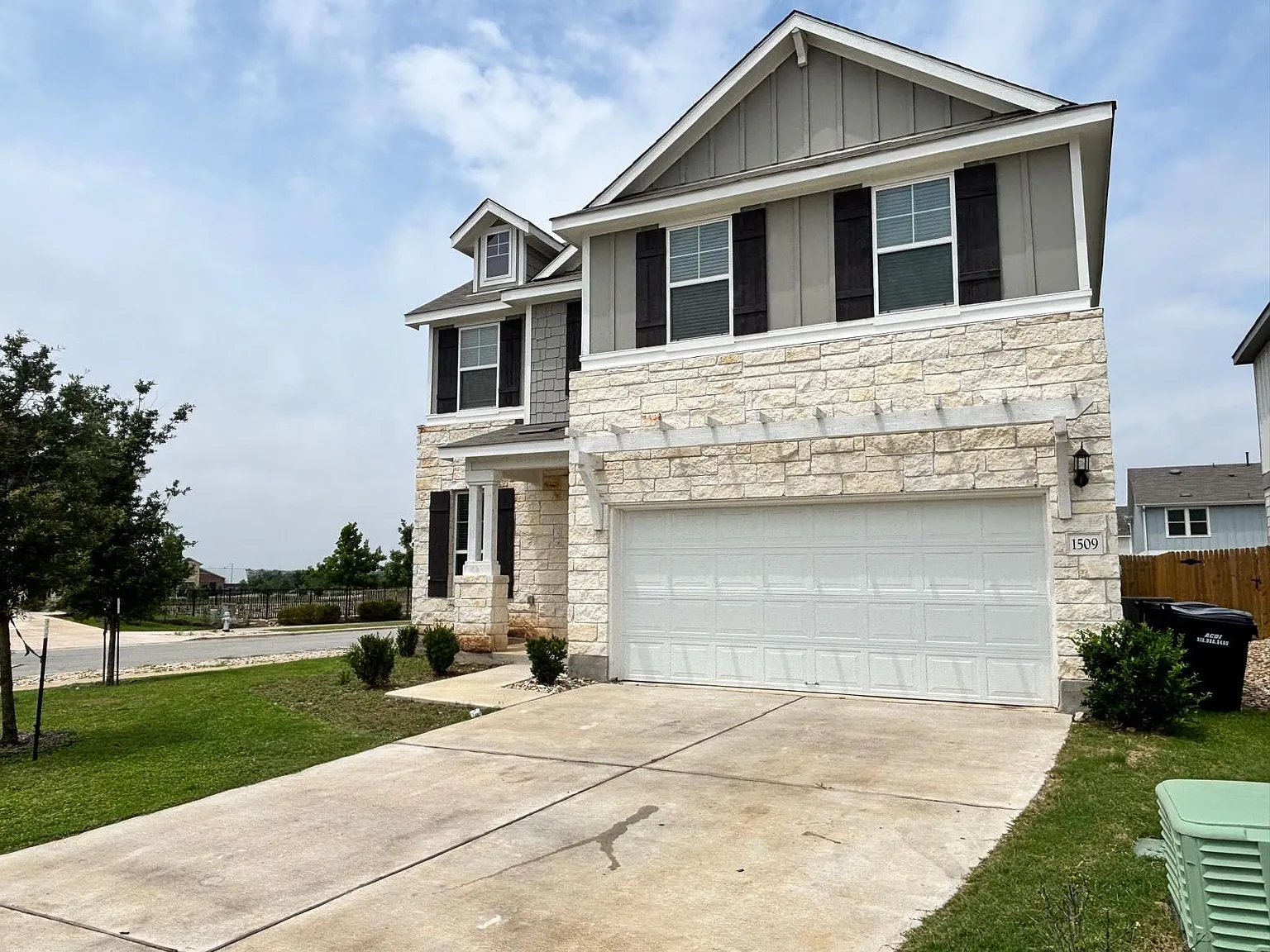 4 bed, 2.5 bath, 2473 sqft, $2,395 — Photo 2