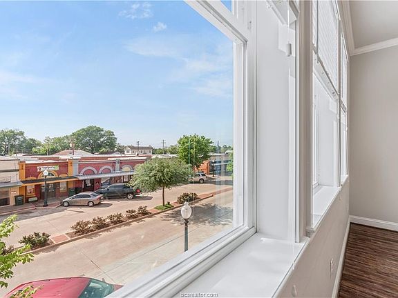 4th image of 401 N Main St #205