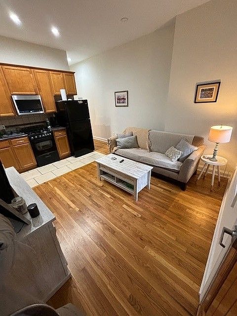 2nd image of 627 S 10th St Floor 1RST