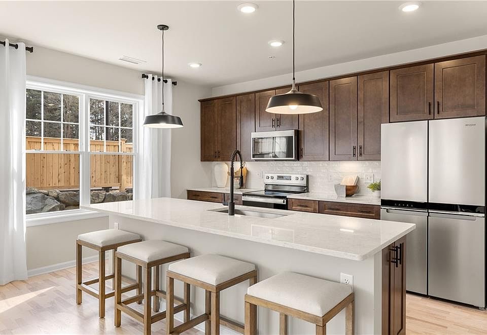 1st image of 141 E Point Dr #101