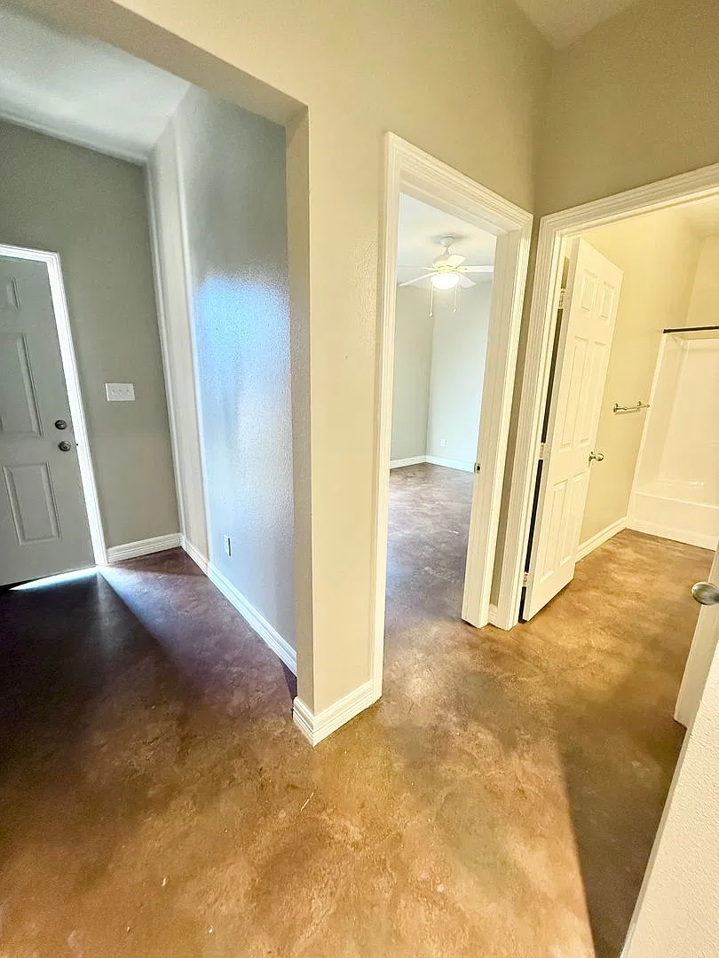 Spacious 3-bed/2-bath with Garage! — Photo 4