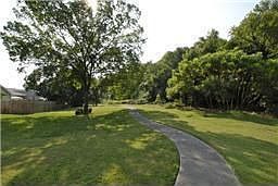 5th image of 816 Marquette Dr