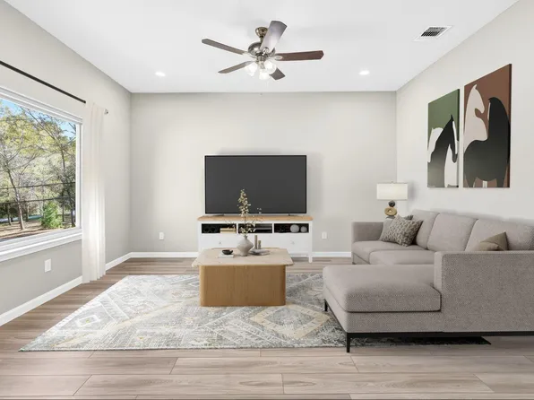 15678 Holly Dr, Montgomery, TX 77356