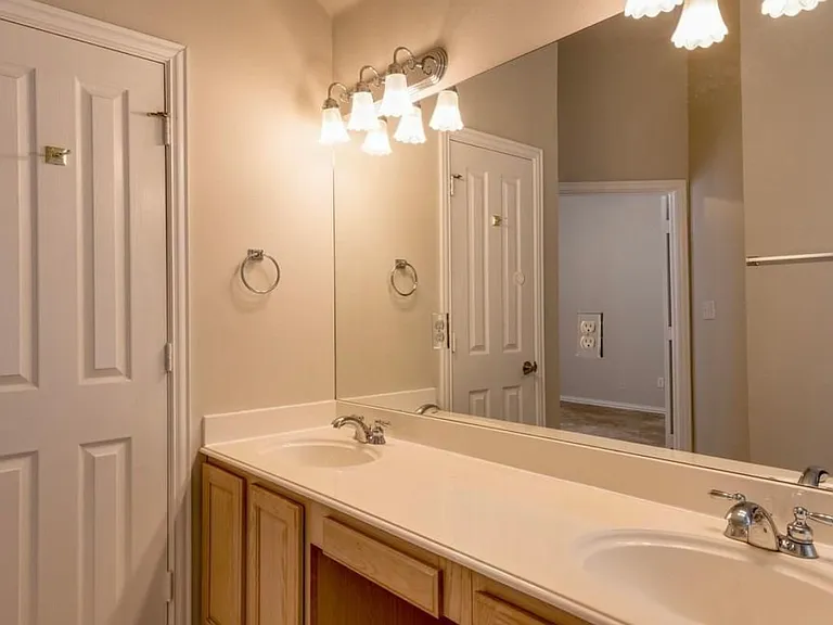 615 Regency Dr — Photo 24
