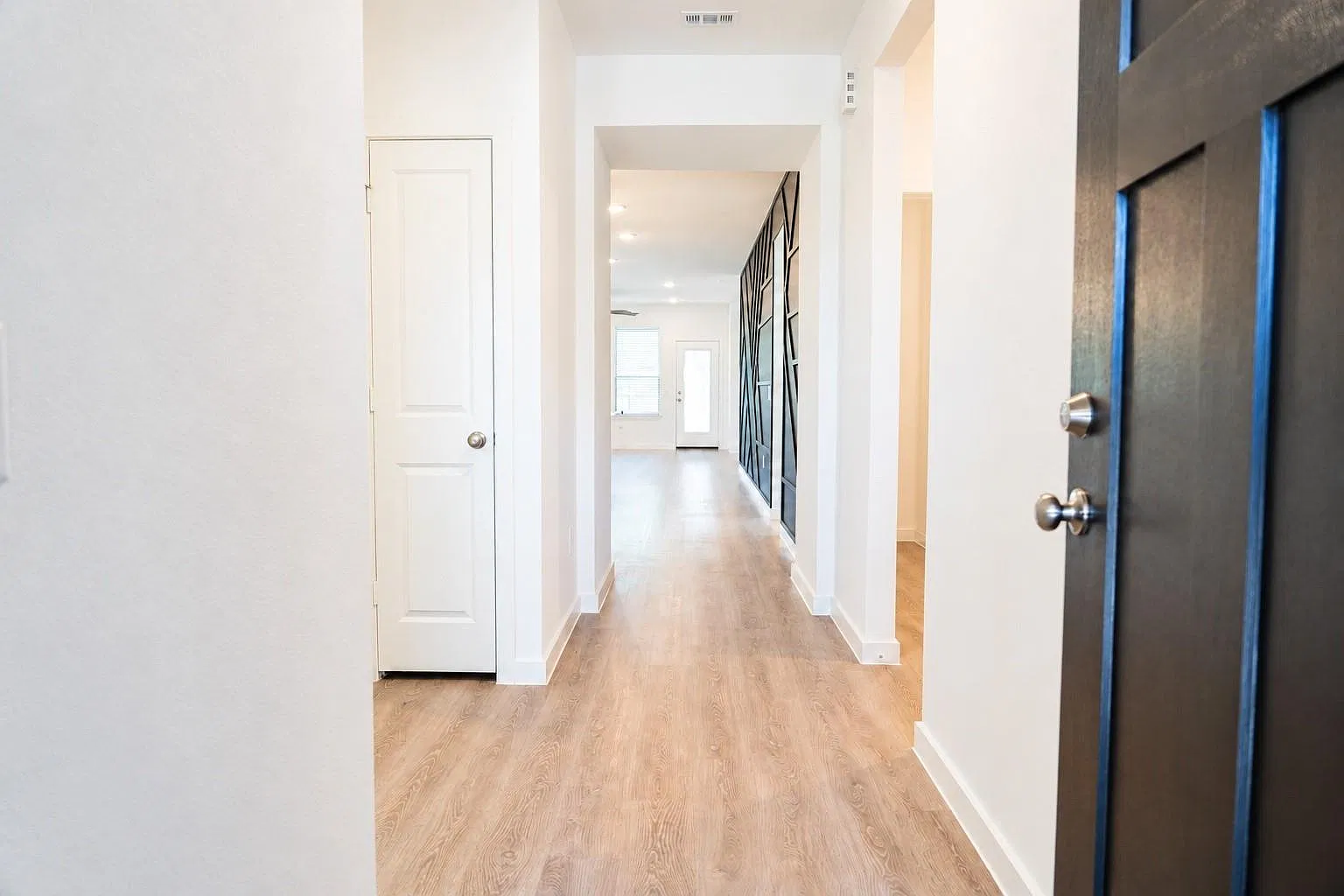 4 bed, 3.0 bath, 2009 sqft, $2,650 — Photo 2