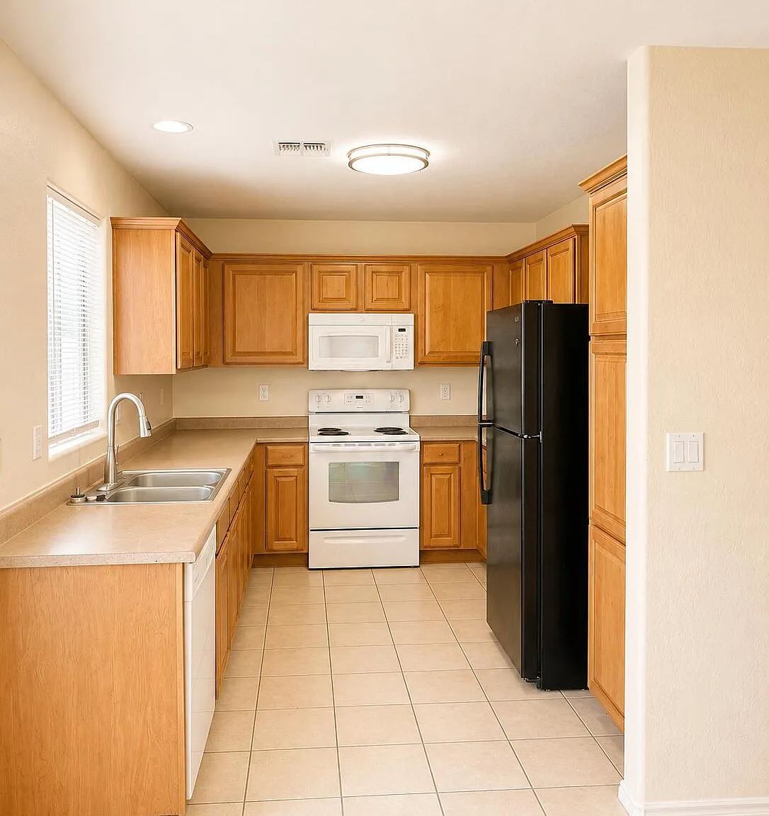 4 bed, 2.0 bath, 1654 sqft, $1,850 — Photo 2