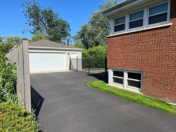 2nd image of 437 Bel Air Dr
