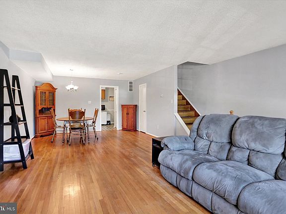 4th image of 959 Elm Rd