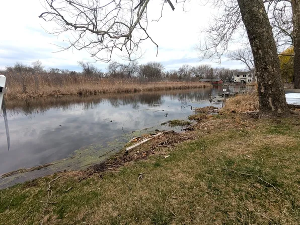 818 Sheridan Dr, Wauconda, IL 60084