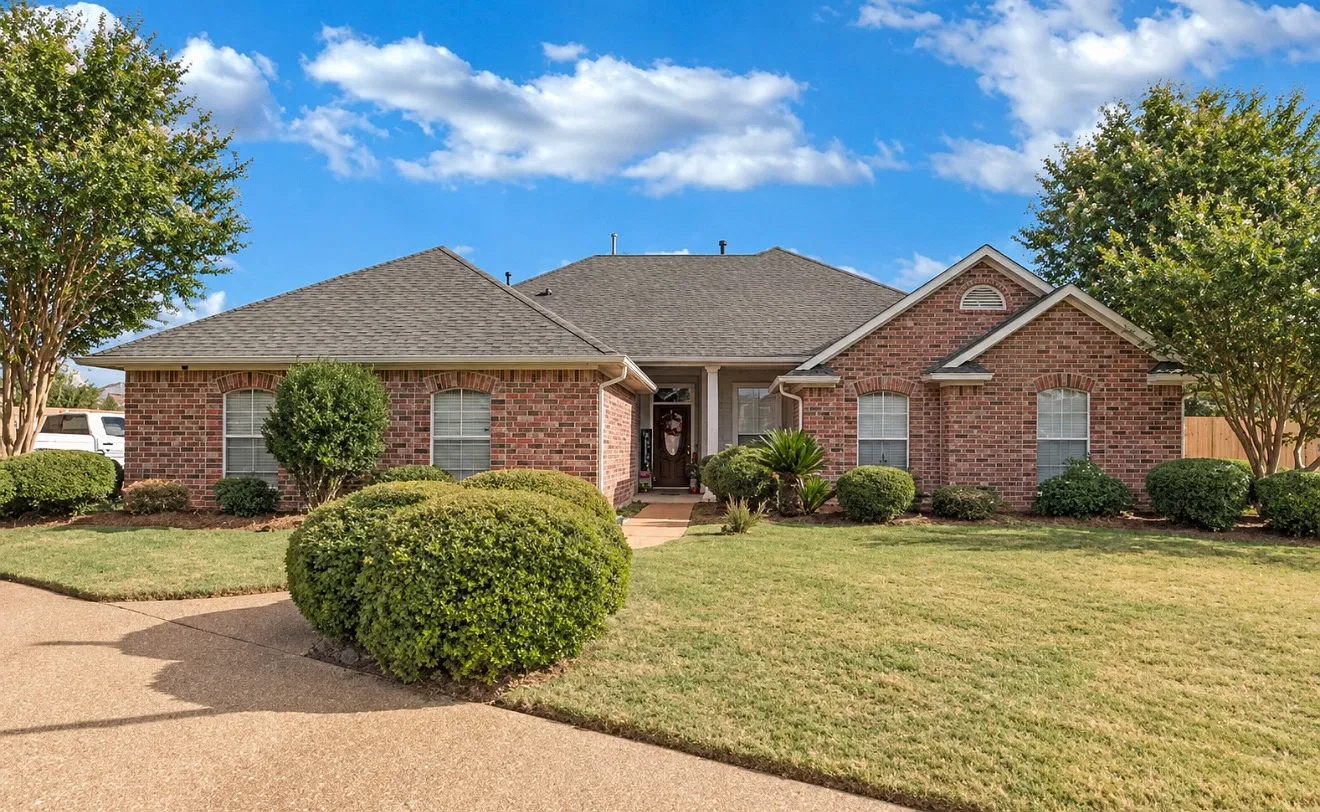 4 bed, 1889 sqft, $2,300 — Photo 1
