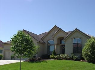 8712 Pine St, Lenexa, KS 66220