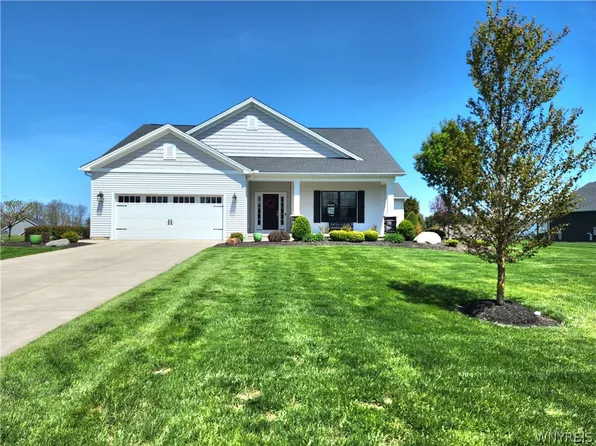 10 Autumn Ln, Orchard Park, NY 14127