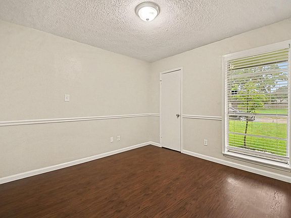 5th image of 300 Castlelake Dr