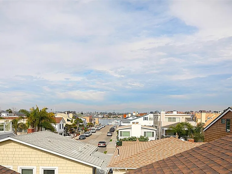 208 E Balboa Blvd — Photo 39