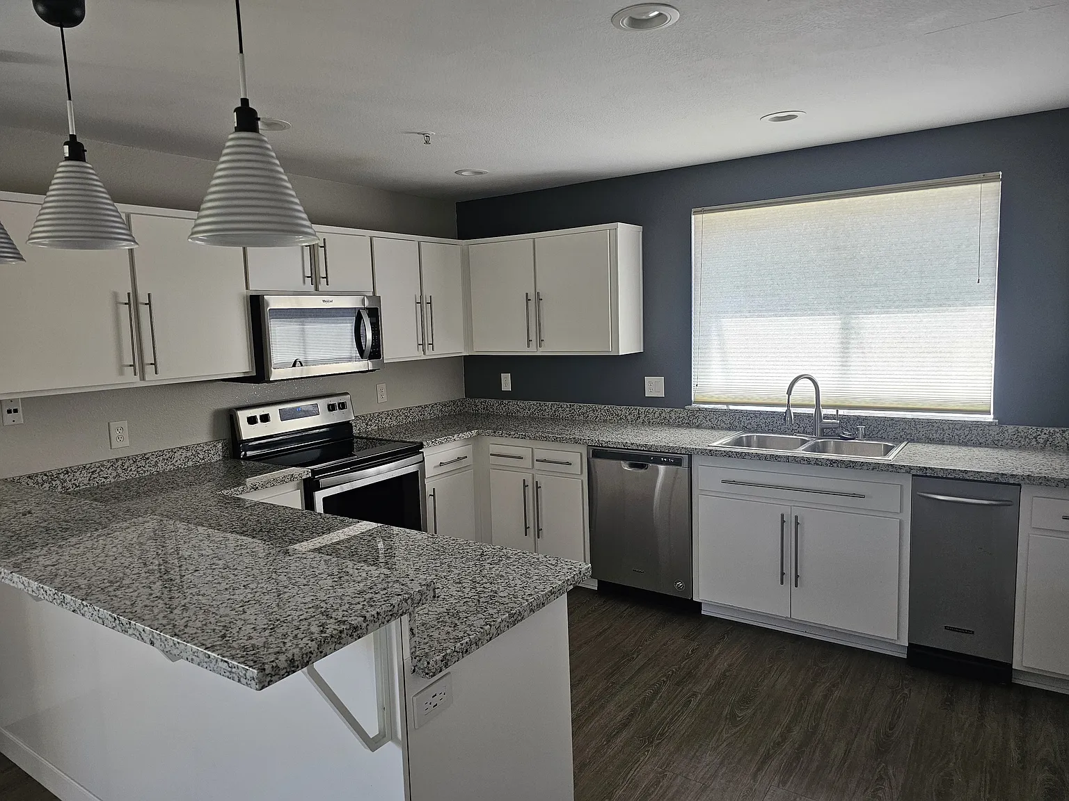 2 bed, 2.5 bath, 1301 sqft, $3,200 — Photo 2