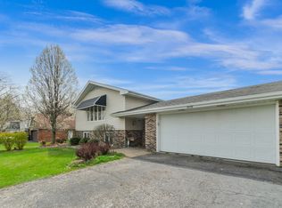 2039 E Maple St, Crete, IL 60417