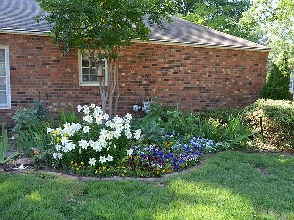Side Garden facing Country Place