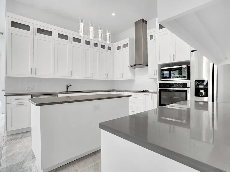 2517 Oceanview Ave E — Photo 5