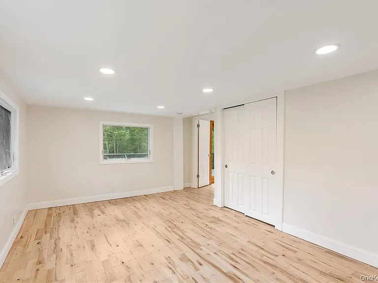 1667 Shandelee Rd — Photo 17