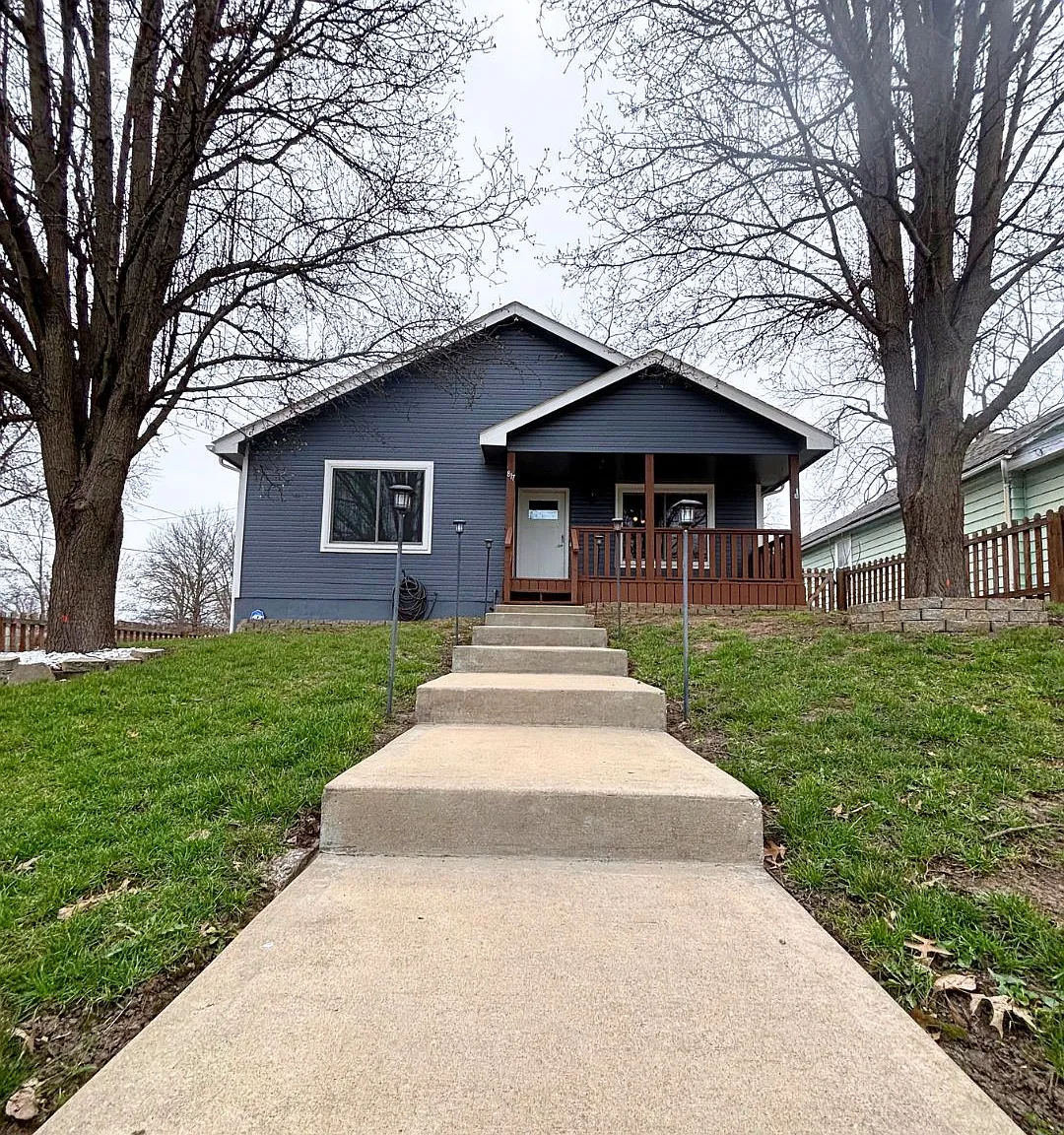 5 bed, 2376 sqft, $2,250 — Photo 2