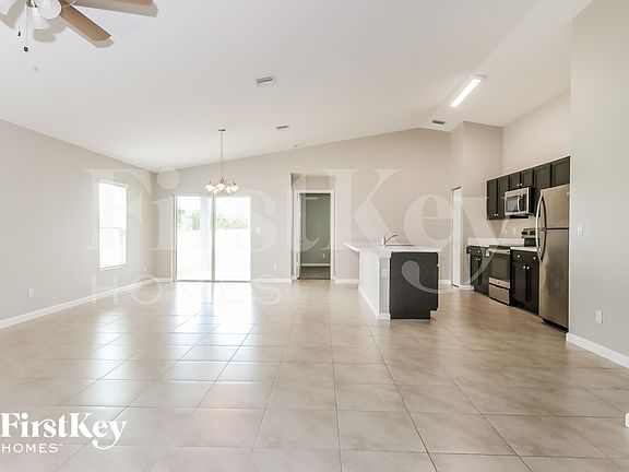 4th image of 122 SW Sea Lion Rd