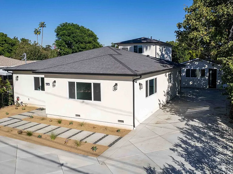6842 Cedros Ave — Photo 1
