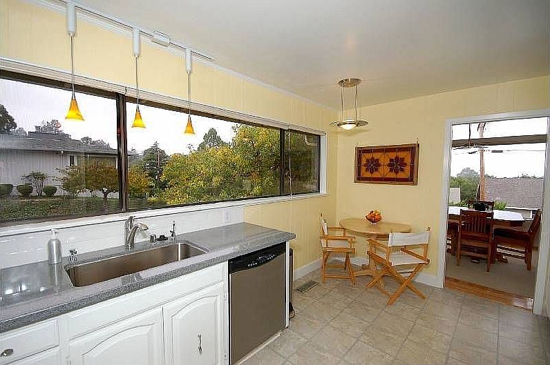 Eat In Kitchen - bright and airy