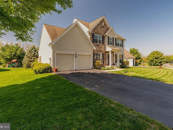 3rd image of 3705 Bedfordshire Dr