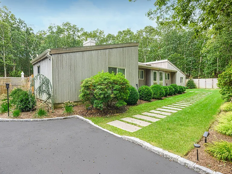 1646 Noyack Rd — Photo 23
