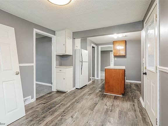 4th image of 220 Sanford St