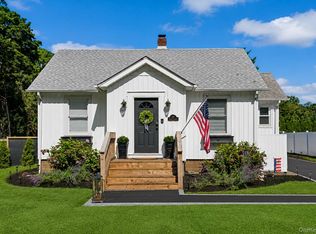 22 South Ave, Smithtown, NY 11787