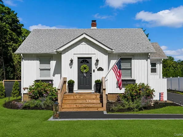 22 South Avenue, Smithtown, NY 11787