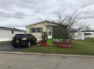 505 Applewood Dr, Lockport, NY