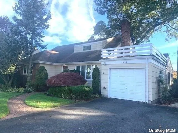 1321 Surrey Lane, Rockville Centre, NY 11570