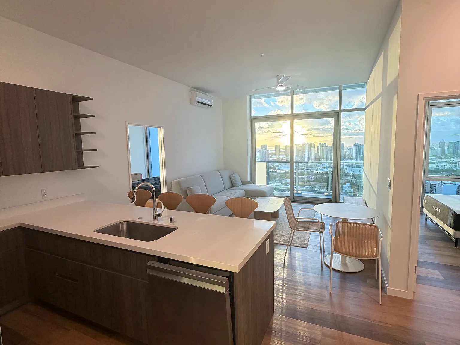 2 bed, 914 sqft, $4,600 — Photo 2