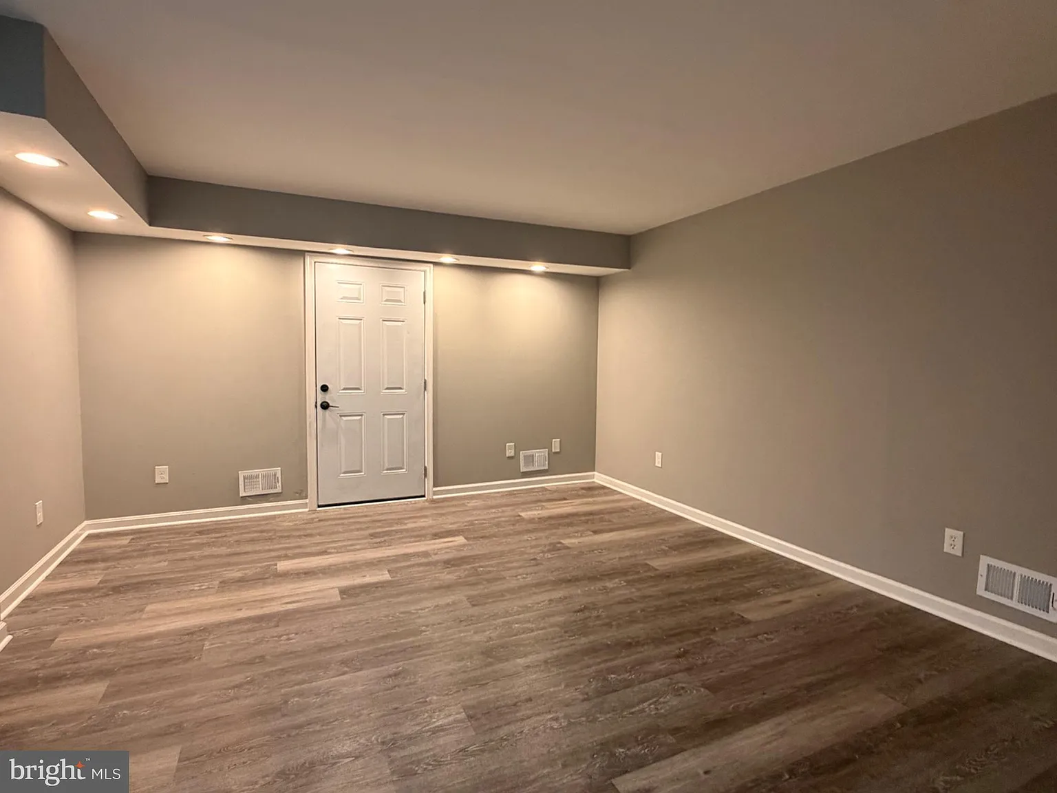 3 bed, 2.5 bath, 1625 sqft, $2,300 — Photo 2