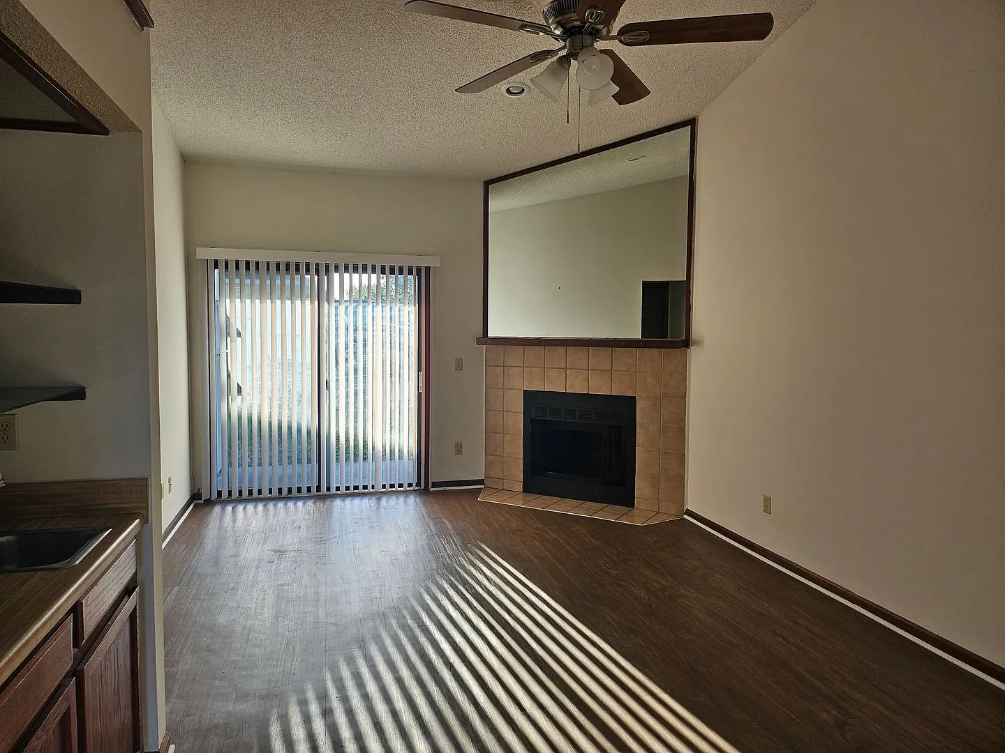 $1200 - Jefferson Square - Fresh and Ready — Photo 3