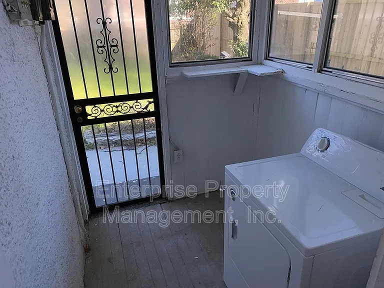 414 N Willett St — Photo 18