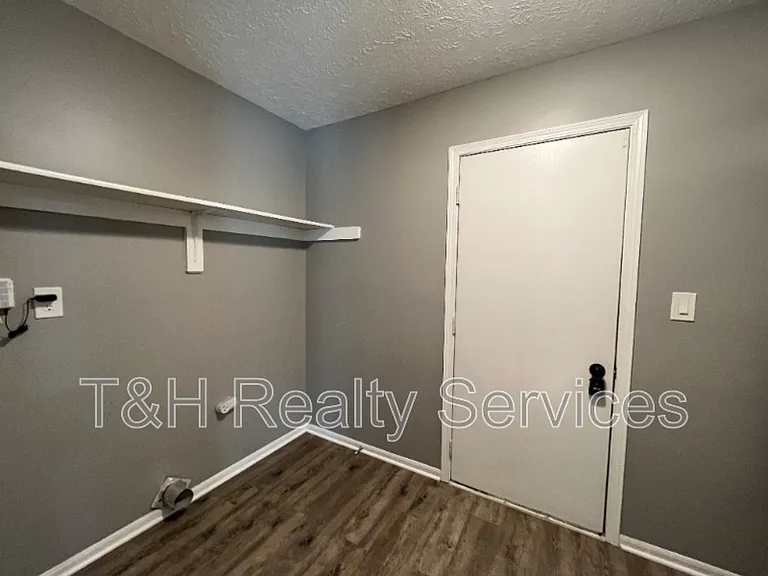 6528 Adamson Ct — Photo 12