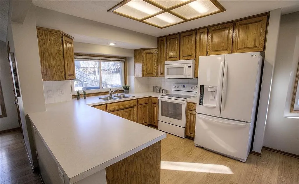 4 bed, 2292 sqft, $2,400 — Photo 4