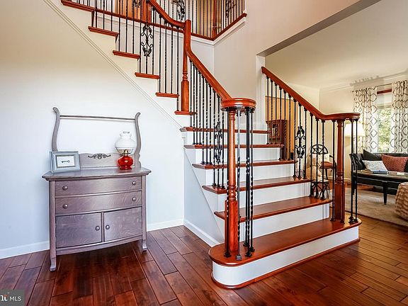 4th image of 212 Highland View Dr