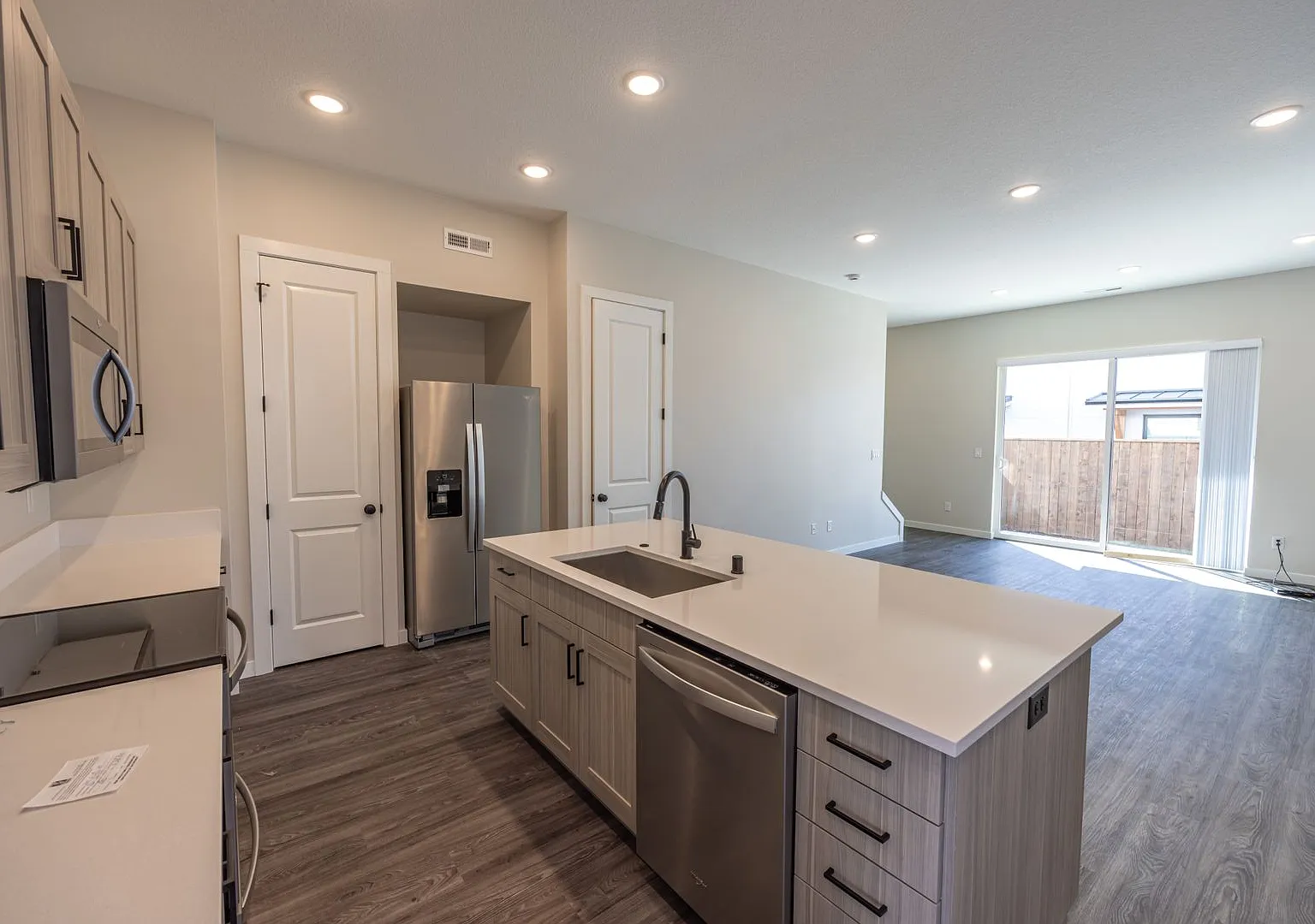 Built in 2024 - 3 bedroom with loft/office & AC — Photo 4