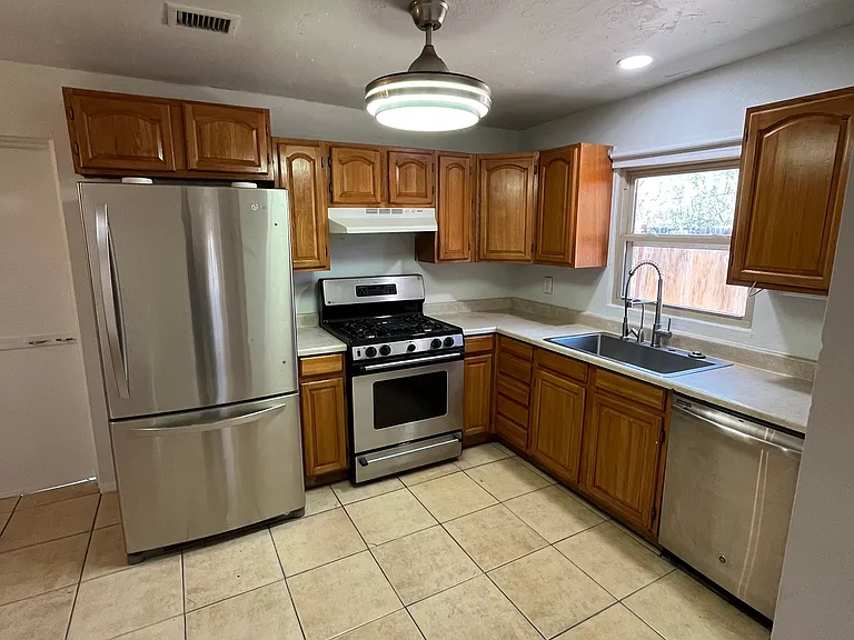 1426 W Delaware St #1 — Photo 4