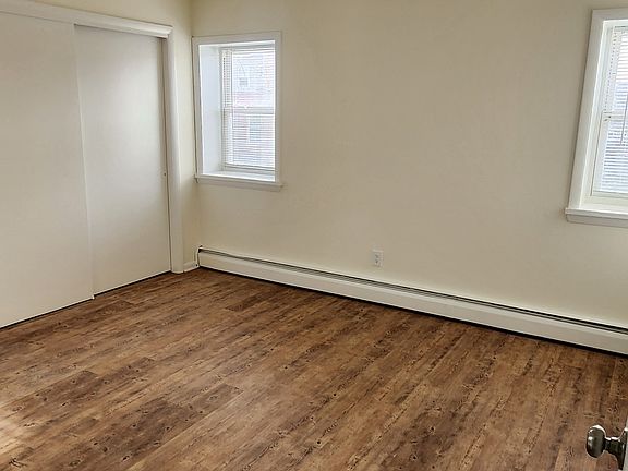 4th image of 17 Downing Ave Floor 1