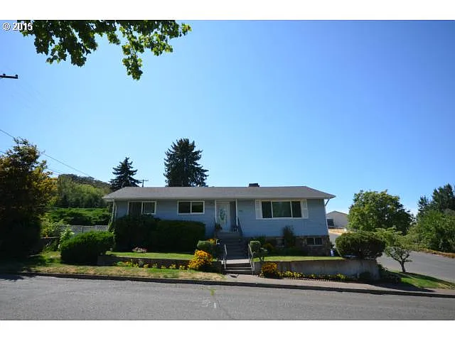 2121 Fairview St photo 1