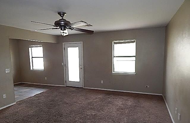 2nd image of 2924 Poplar Dr